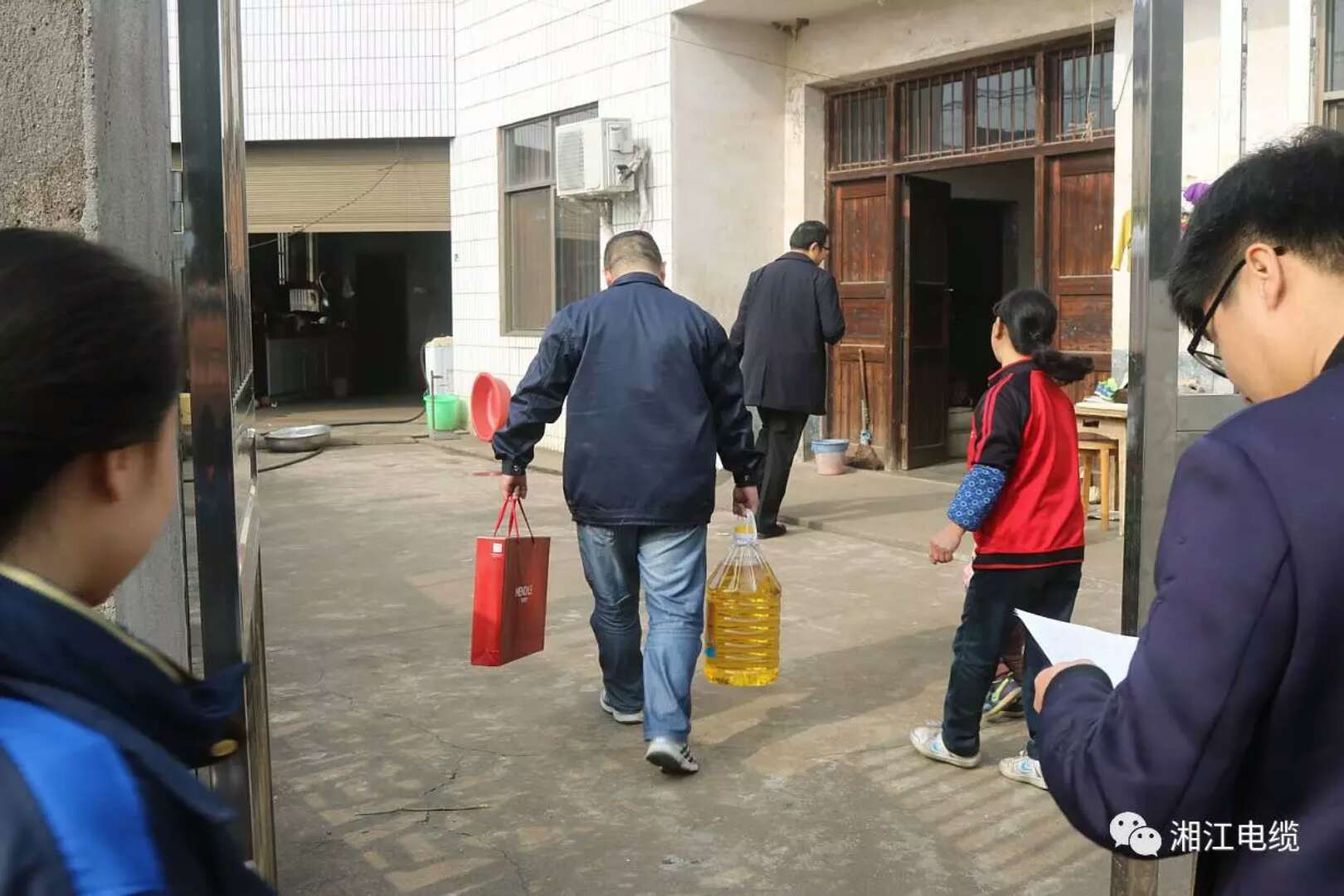 愛心凝聚力量，希望成就未來。湘江電纜參與“精準扶貧”