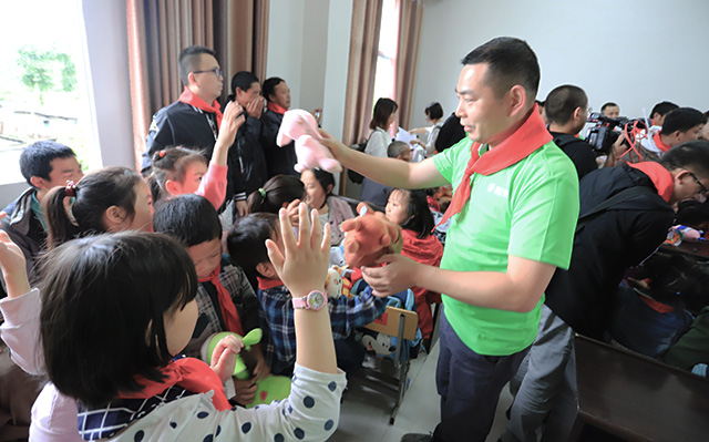 “六一微心愿，愛(ài)心暖童心”湘江電纜攜手村長(zhǎng)李銳愛(ài)心傳遞 點(diǎn)亮未來(lái)