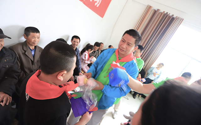 “六一微心愿，愛(ài)心暖童心”湘江電纜攜手村長(zhǎng)李銳愛(ài)心傳遞 點(diǎn)亮未來(lái)